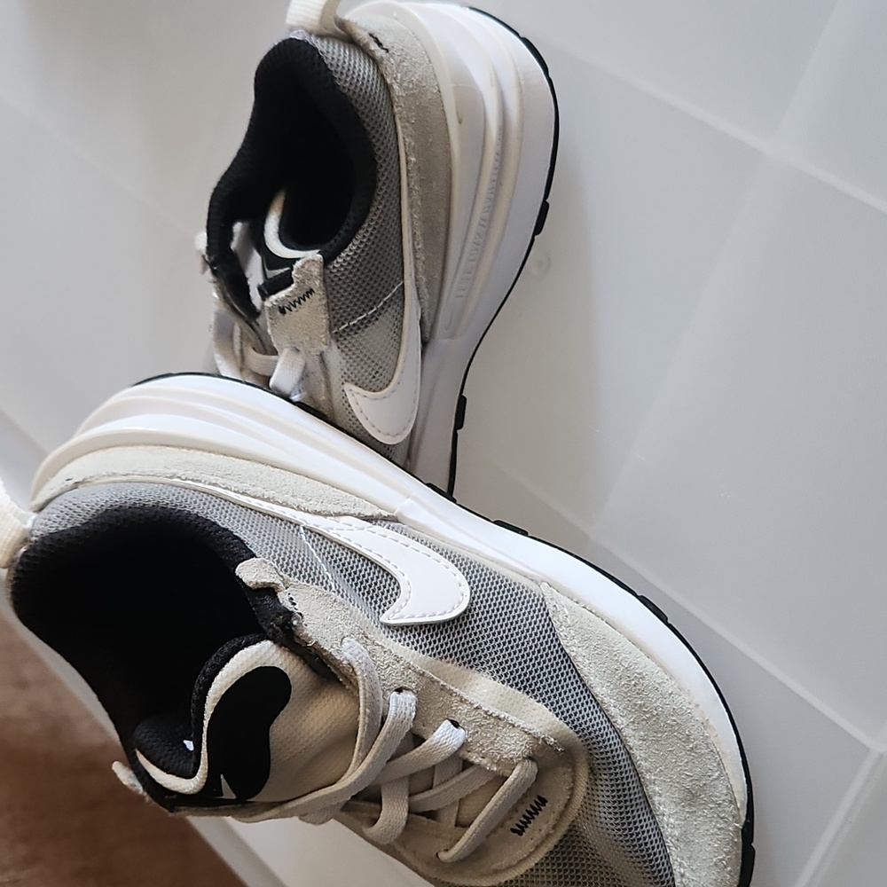 Nike - Picture 3 of 3